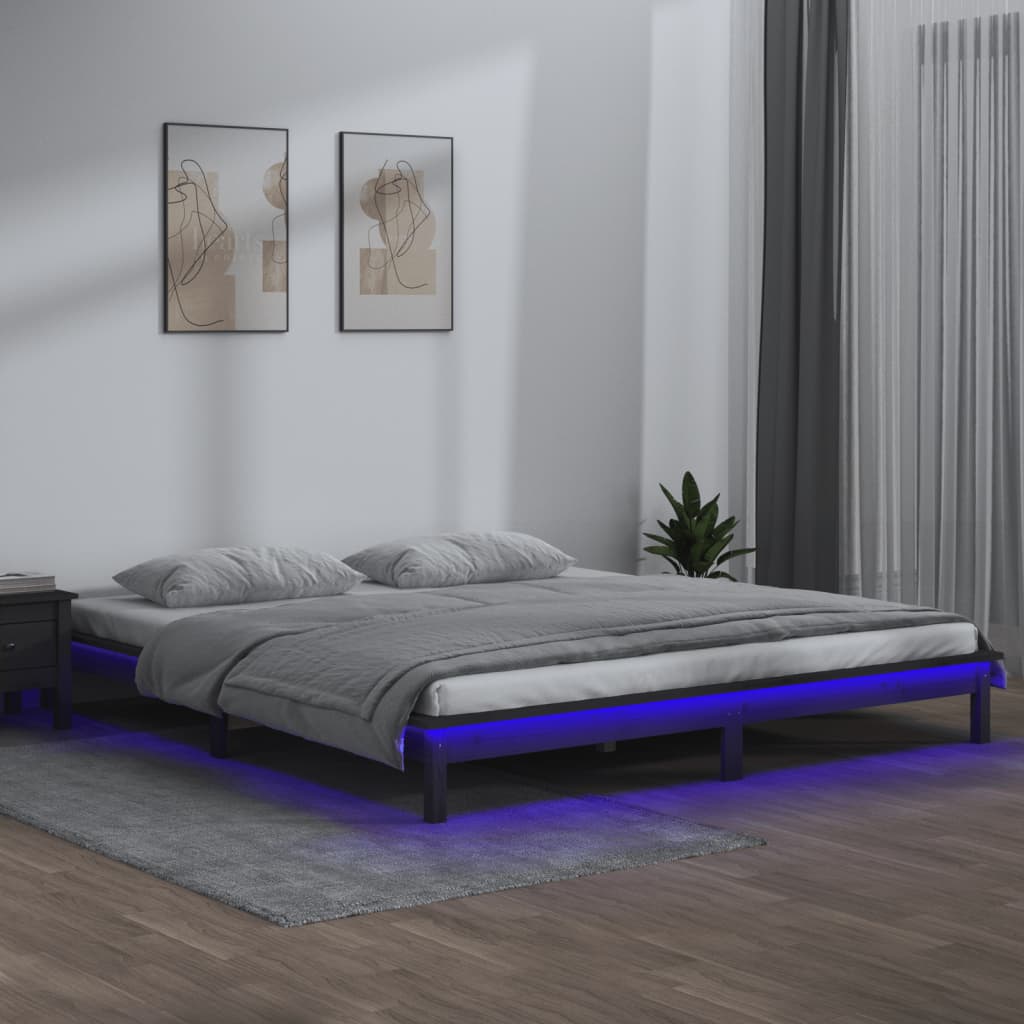 Bedframe LED massief hout grijs 135x190 cm